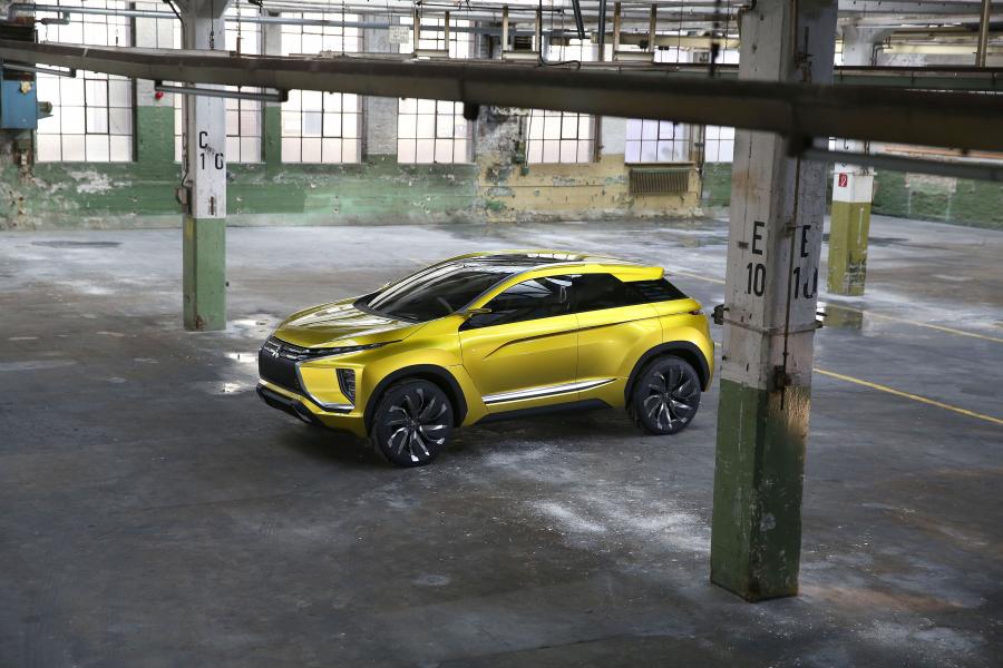  Mitsubishi eX Concept 2015 года  (фото 22 из 33)